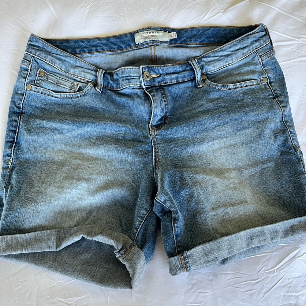 Cute Boyfriend style Torrid shorts